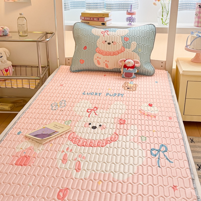 91家纺网 家纺一手货源 找家纺 川悦生活 2025新款大阪宿舍凉感丝凉席 蜜心奶团