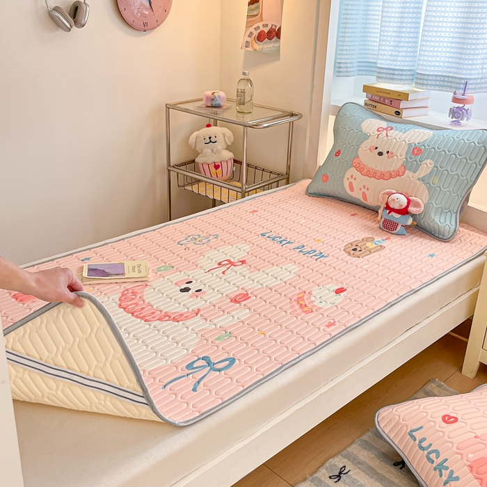 91家纺网 家纺一手货源 找家纺 川悦生活 2025新款大阪宿舍凉感丝凉席 蜜心奶团