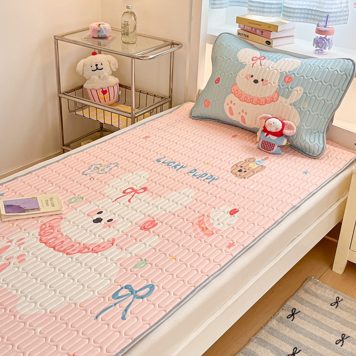 91家纺网 家纺一手货源 找家纺 川悦生活 2025新款大阪宿舍凉感丝凉席 蜜心奶团