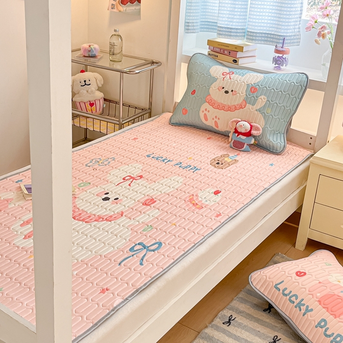 91家纺网 家纺一手货源 找家纺 川悦生活 2025新款大阪宿舍凉感丝凉席 蜜心奶团