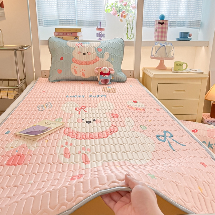 91家纺网 家纺一手货源 找家纺 川悦生活 2025新款大阪宿舍凉感丝凉席 蜜心奶团