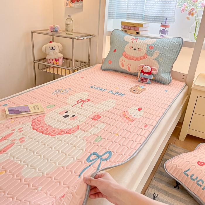 91家纺网 家纺一手货源 找家纺 川悦生活 2025新款大阪宿舍凉感丝凉席 蜜心奶团