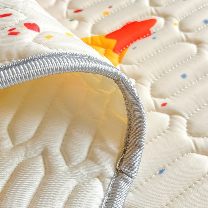 91家纺网 家纺一手货源 找家纺 川悦生活 2025新款大阪宿舍凉感丝凉席 花田奶兔