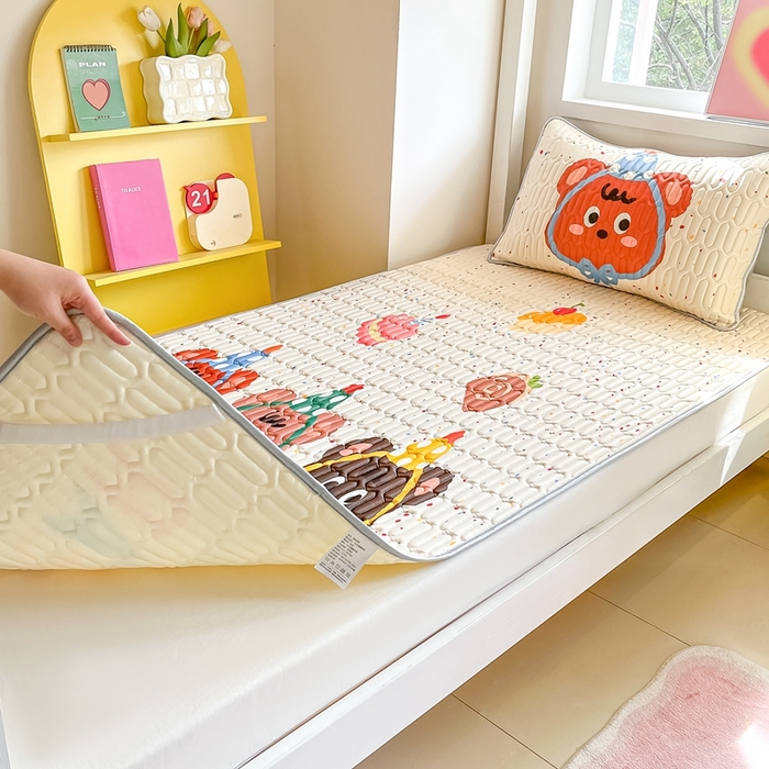 91家纺网 家纺一手货源 找家纺 川悦生活 2025新款大阪宿舍凉感丝凉席 花田奶兔