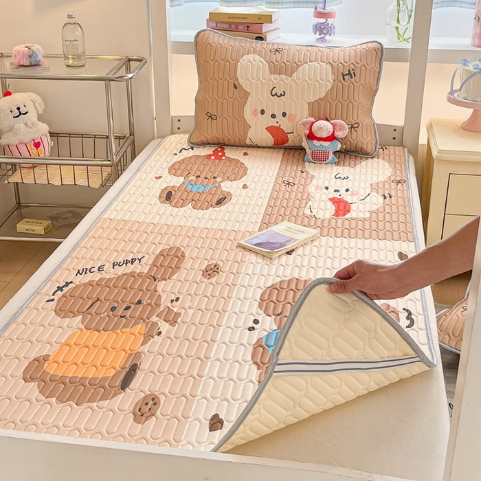 91家纺网 家纺一手货源 找家纺 川悦生活 2025新款大阪宿舍凉感丝凉席 布丁奶团