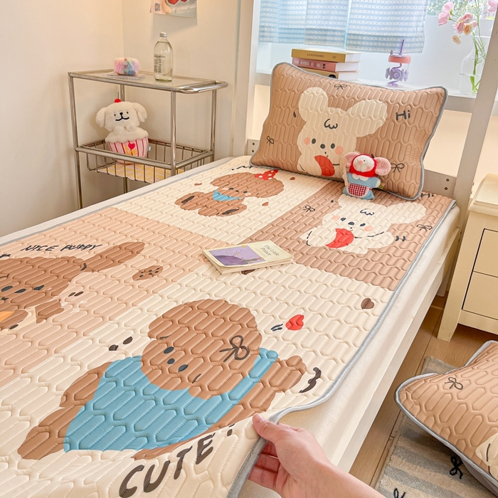 91家纺网 家纺一手货源 找家纺 川悦生活 2025新款大阪宿舍凉感丝凉席 布丁奶团