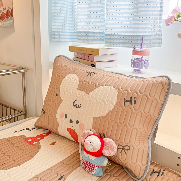 91家纺网 家纺一手货源 找家纺 川悦生活 2025新款大阪宿舍凉感丝凉席 布丁奶团