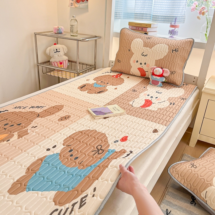 91家纺网 家纺一手货源 找家纺 川悦生活 2025新款大阪宿舍凉感丝凉席 布丁奶团