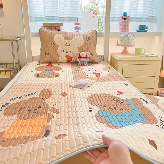 91家纺网 家纺一手货源 找家纺 川悦生活 2025新款大阪宿舍凉感丝凉席 布丁奶团