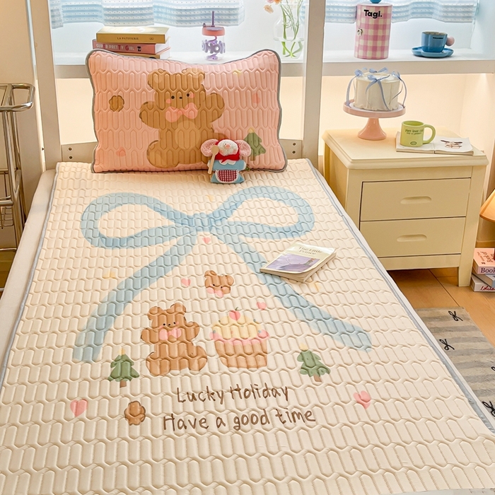 91家纺网 家纺一手货源 找家纺 川悦生活 2025新款大阪宿舍凉感丝凉席 蛋糕奶熊