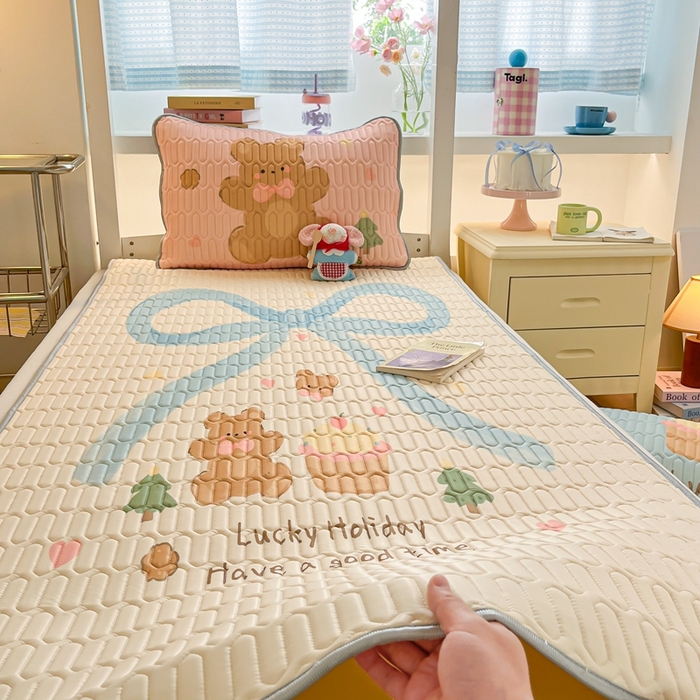 91家纺网 家纺一手货源 找家纺 川悦生活 2025新款大阪宿舍凉感丝凉席 蛋糕奶熊