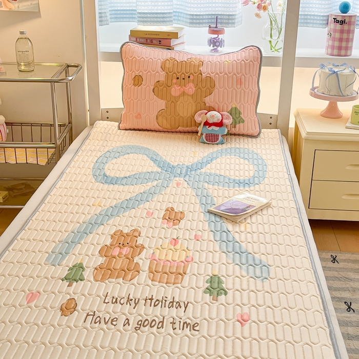 91家纺网 家纺一手货源 找家纺 川悦生活 2025新款大阪宿舍凉感丝凉席 蛋糕奶熊