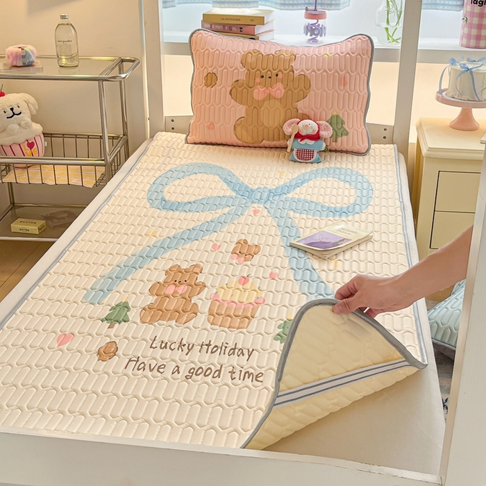 91家纺网 家纺一手货源 找家纺 川悦生活 2025新款大阪宿舍凉感丝凉席 蛋糕奶熊