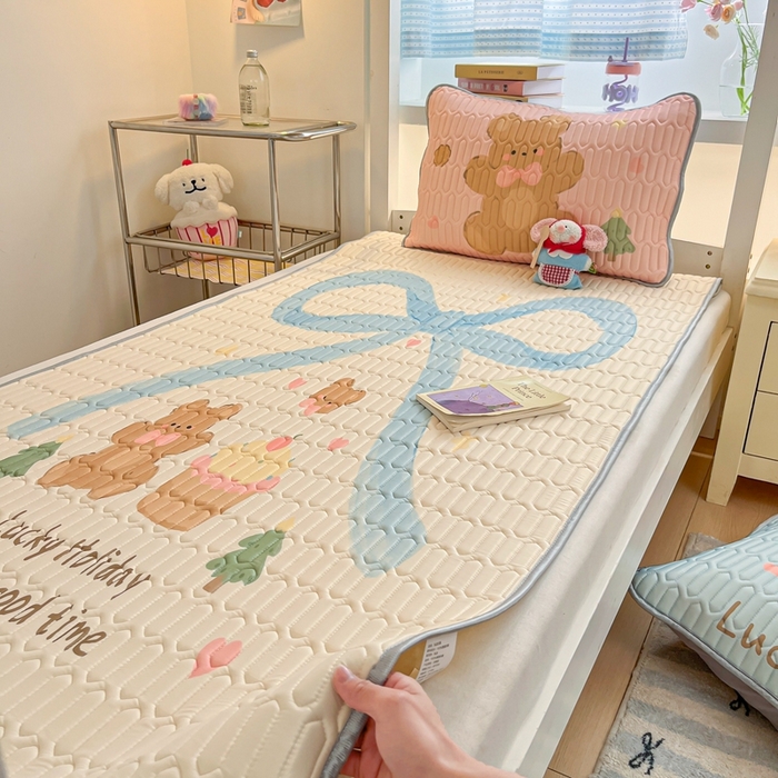 91家纺网 家纺一手货源 找家纺 川悦生活 2025新款大阪宿舍凉感丝凉席 蛋糕奶熊