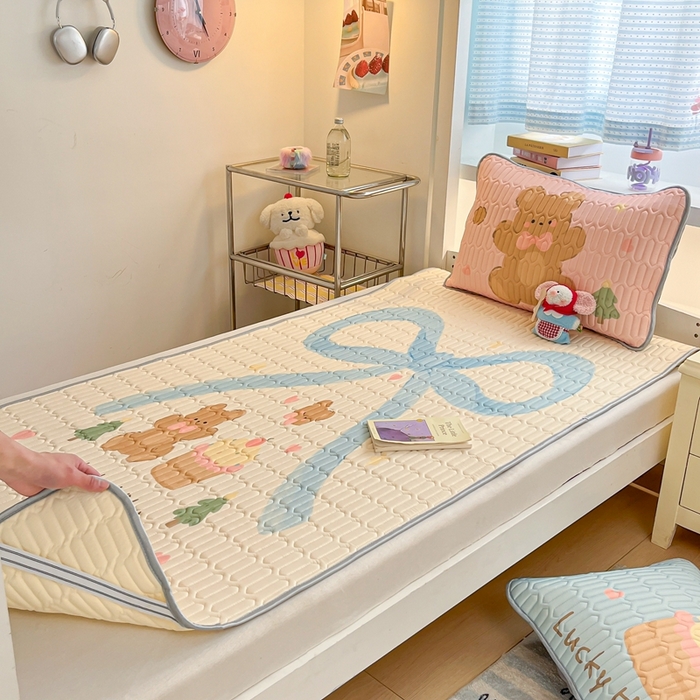 91家纺网 家纺一手货源 找家纺 川悦生活 2025新款大阪宿舍凉感丝凉席 蛋糕奶熊