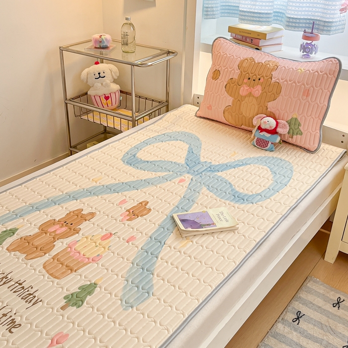 91家纺网 家纺一手货源 找家纺 川悦生活 2025新款大阪宿舍凉感丝凉席 蛋糕奶熊