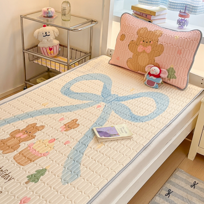 91家纺网 家纺一手货源 找家纺 川悦生活 2025新款大阪宿舍凉感丝凉席 蛋糕奶熊