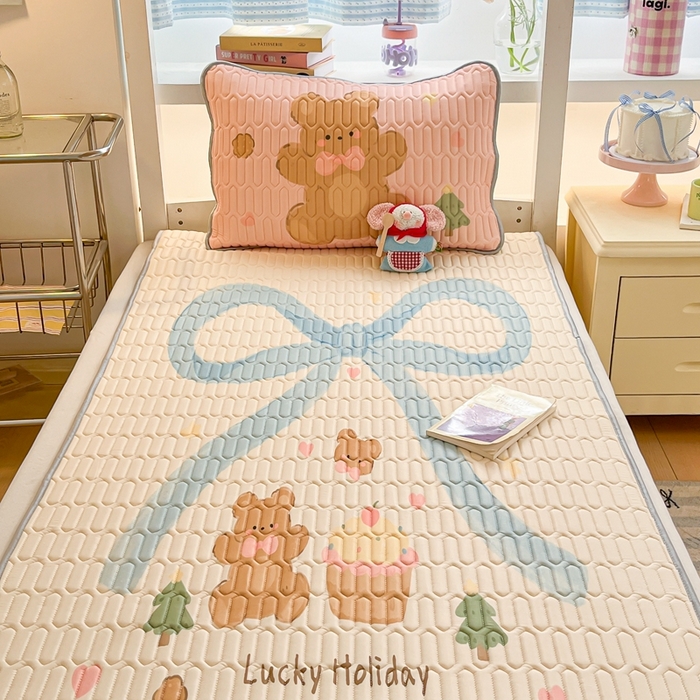 91家纺网 家纺一手货源 找家纺 川悦生活 2025新款大阪宿舍凉感丝凉席 蛋糕奶熊