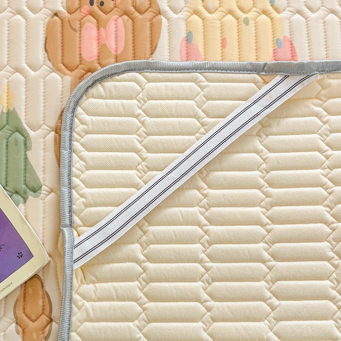 91家纺网 家纺一手货源 找家纺 川悦生活 2025新款大阪宿舍凉感丝凉席 蛋糕奶熊