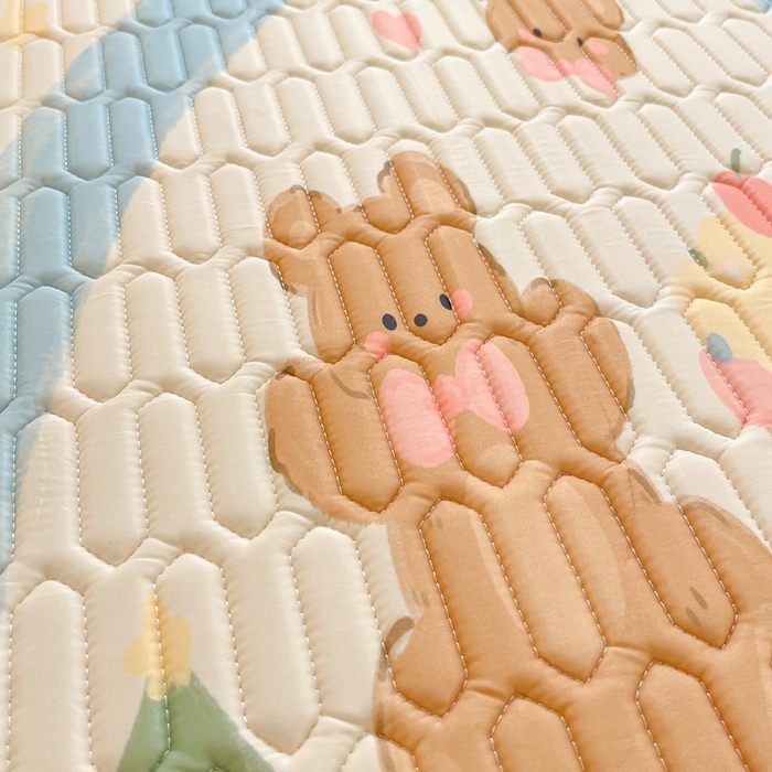 91家纺网 家纺一手货源 找家纺 川悦生活 2025新款大阪宿舍凉感丝凉席 蛋糕奶熊