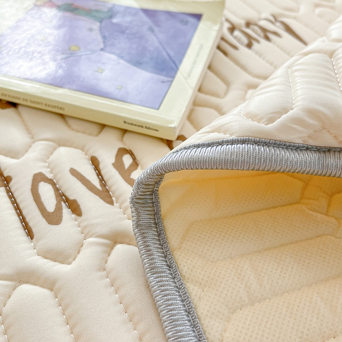 91家纺网 家纺一手货源 找家纺 川悦生活 2025新款大阪宿舍凉感丝凉席 蛋糕奶熊