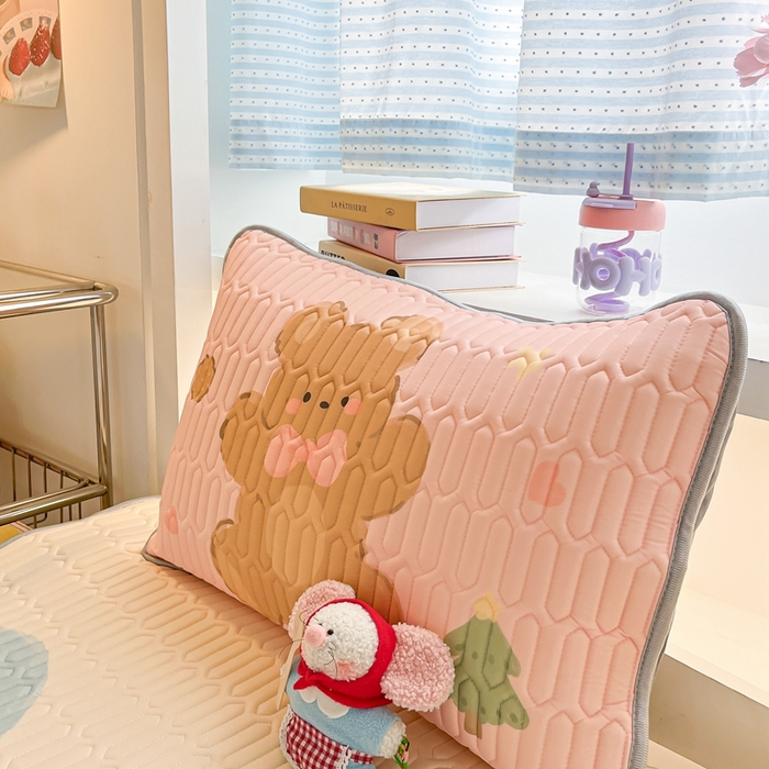 91家纺网 家纺一手货源 找家纺 川悦生活 2025新款大阪宿舍凉感丝凉席 蛋糕奶熊