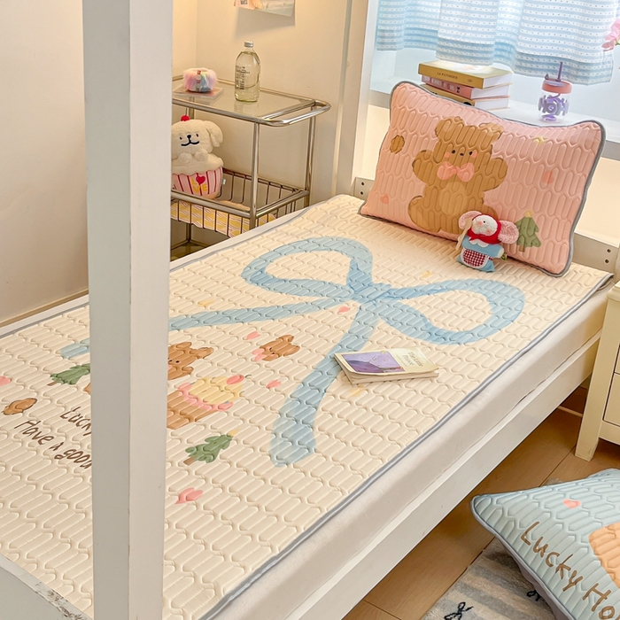 91家纺网 家纺一手货源 找家纺 川悦生活 2025新款大阪宿舍凉感丝凉席 蛋糕奶熊