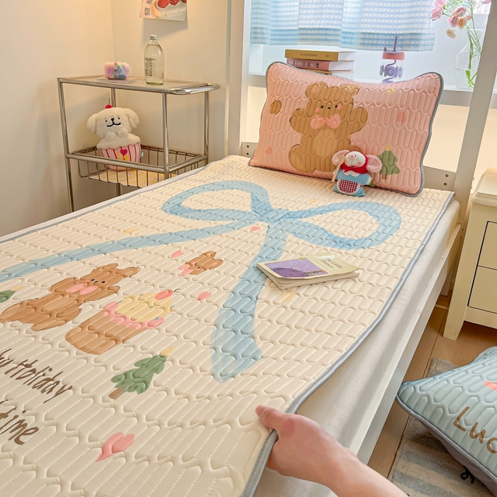 91家纺网 家纺一手货源 找家纺 川悦生活 2025新款大阪宿舍凉感丝凉席 蛋糕奶熊