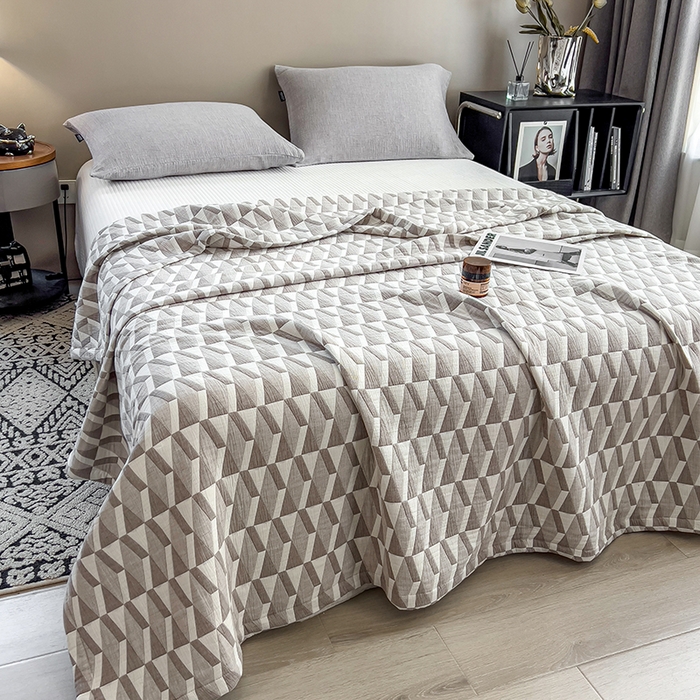 91家纺网 家纺一手货源 找家纺 世纪绒品 2025新款A类全棉纯棉三层纱多功能毛巾被盖毯床单夏被夏凉被空调被 几何-咖