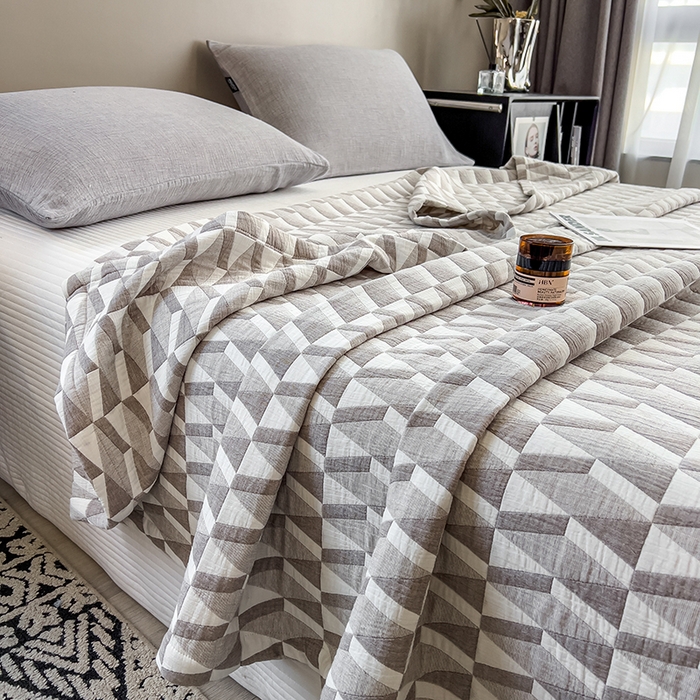 91家纺网 家纺一手货源 找家纺 世纪绒品 2025新款A类全棉纯棉三层纱多功能毛巾被盖毯床单夏被夏凉被空调被 几何-咖