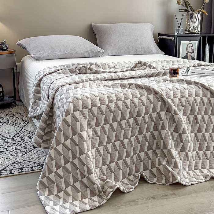 91家纺网 家纺一手货源 找家纺 世纪绒品 2025新款A类全棉纯棉三层纱多功能毛巾被盖毯床单夏被夏凉被空调被 几何-咖