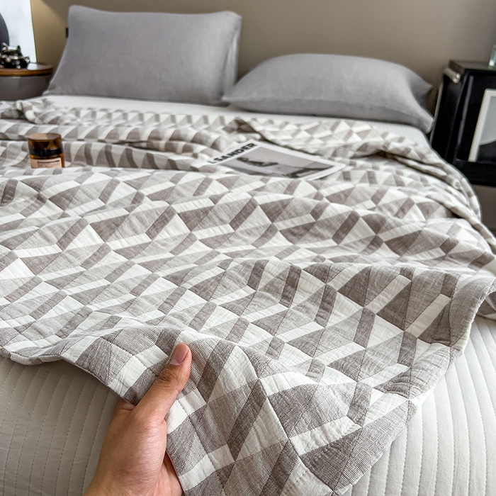 91家纺网 家纺一手货源 找家纺 世纪绒品 2025新款A类全棉纯棉三层纱多功能毛巾被盖毯床单夏被夏凉被空调被 几何-咖