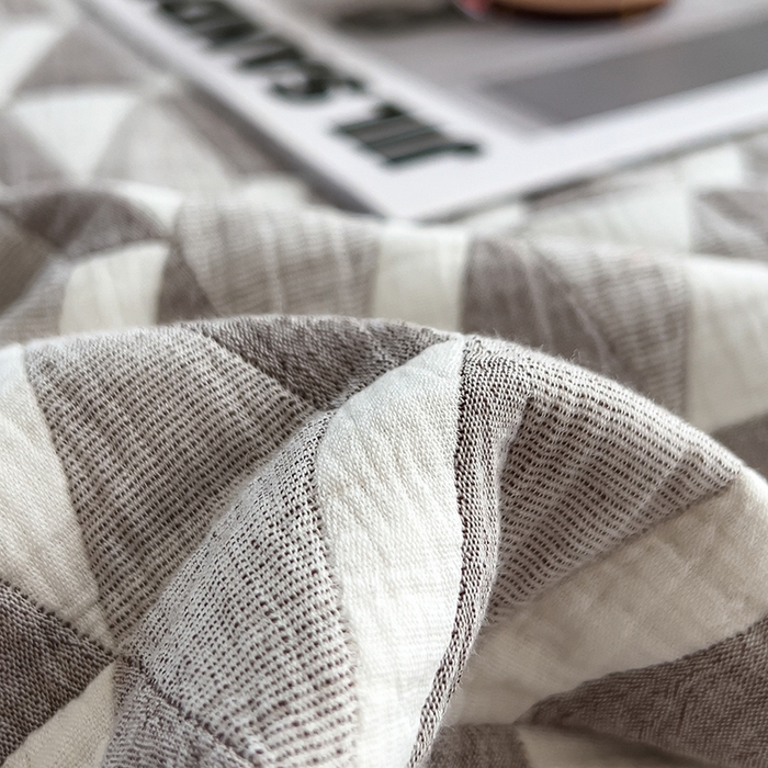 91家纺网 家纺一手货源 找家纺 世纪绒品 2025新款A类全棉纯棉三层纱多功能毛巾被盖毯床单夏被夏凉被空调被 几何-咖