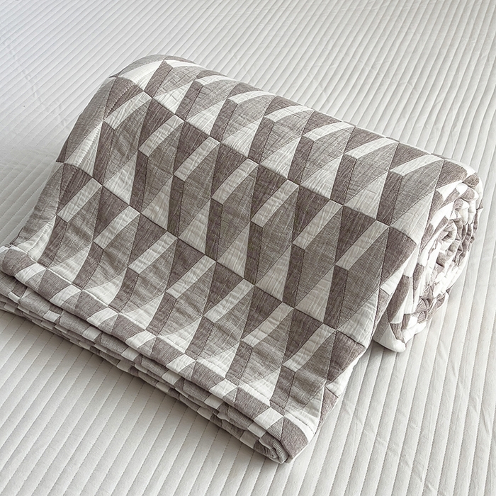 91家纺网 家纺一手货源 找家纺 世纪绒品 2025新款A类全棉纯棉三层纱多功能毛巾被盖毯床单夏被夏凉被空调被 几何-咖