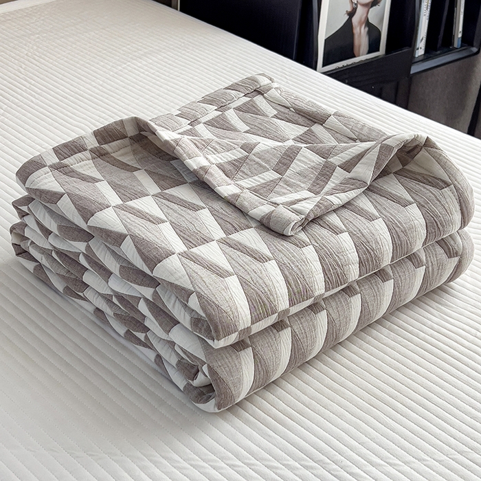 91家纺网 家纺一手货源 找家纺 世纪绒品 2025新款A类全棉纯棉三层纱多功能毛巾被盖毯床单夏被夏凉被空调被 几何-咖