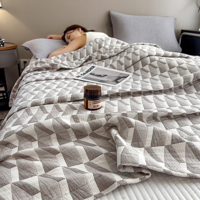 91家纺网 家纺一手货源 找家纺 世纪绒品 2025新款A类全棉纯棉三层纱多功能毛巾被盖毯床单夏被夏凉被空调被 几何-咖