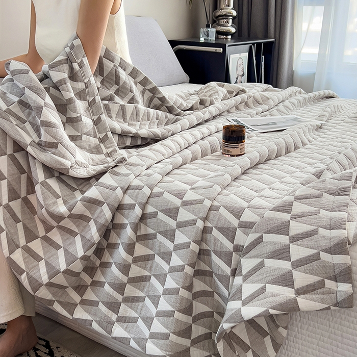 91家纺网 家纺一手货源 找家纺 世纪绒品 2025新款A类全棉纯棉三层纱多功能毛巾被盖毯床单夏被夏凉被空调被 几何-咖