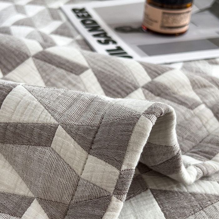 91家纺网 家纺一手货源 找家纺 世纪绒品 2025新款A类全棉纯棉三层纱多功能毛巾被盖毯床单夏被夏凉被空调被 几何-咖