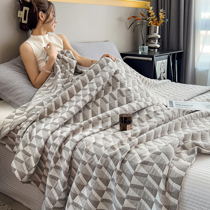 91家纺网 家纺一手货源 找家纺 世纪绒品 2025新款A类全棉纯棉三层纱多功能毛巾被盖毯床单夏被夏凉被空调被 几何-咖