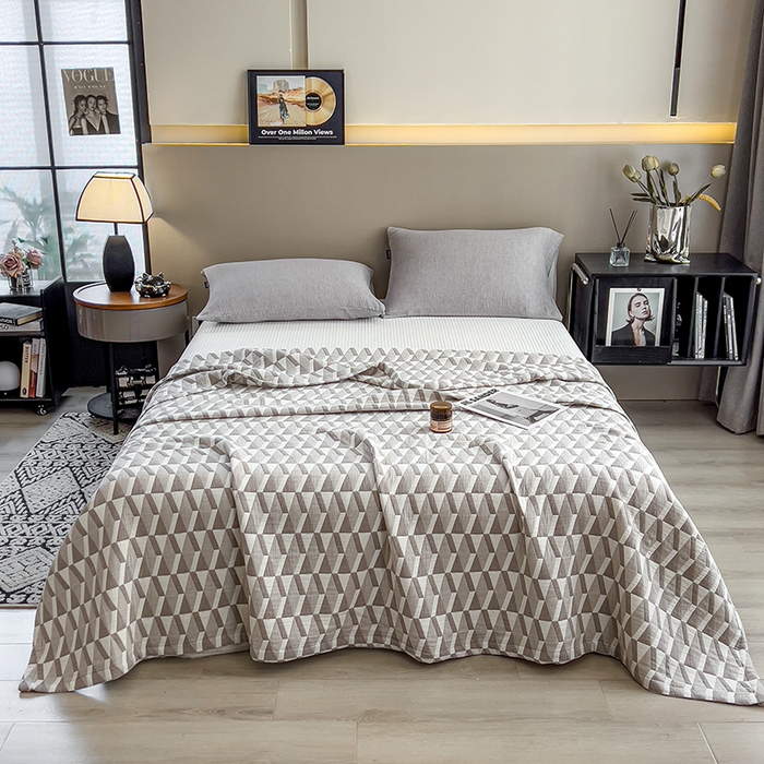 91家纺网 家纺一手货源 找家纺 世纪绒品 2025新款A类全棉纯棉三层纱多功能毛巾被盖毯床单夏被夏凉被空调被 几何-咖