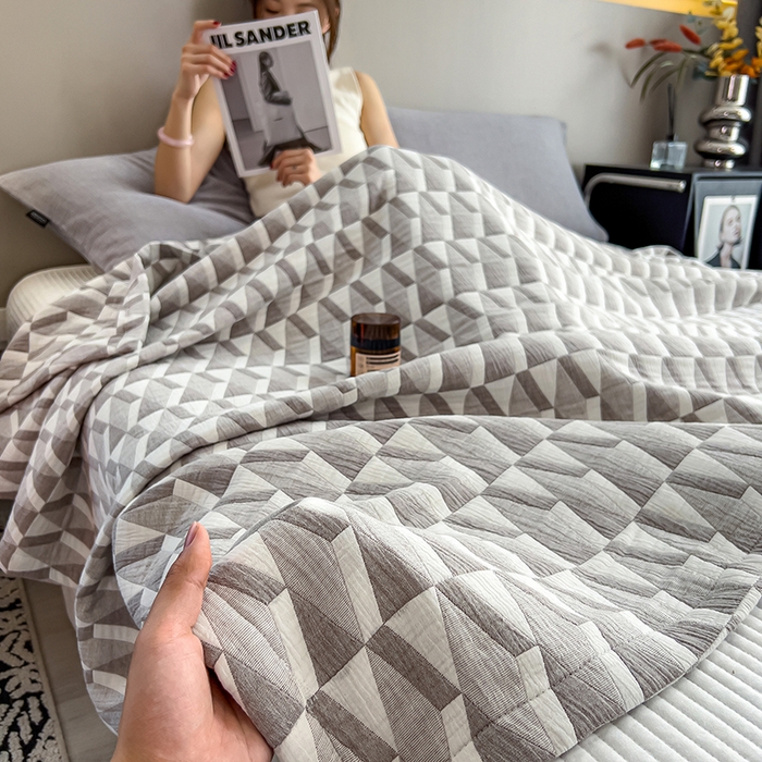 91家纺网 家纺一手货源 找家纺 世纪绒品 2025新款A类全棉纯棉三层纱多功能毛巾被盖毯床单夏被夏凉被空调被 几何-咖