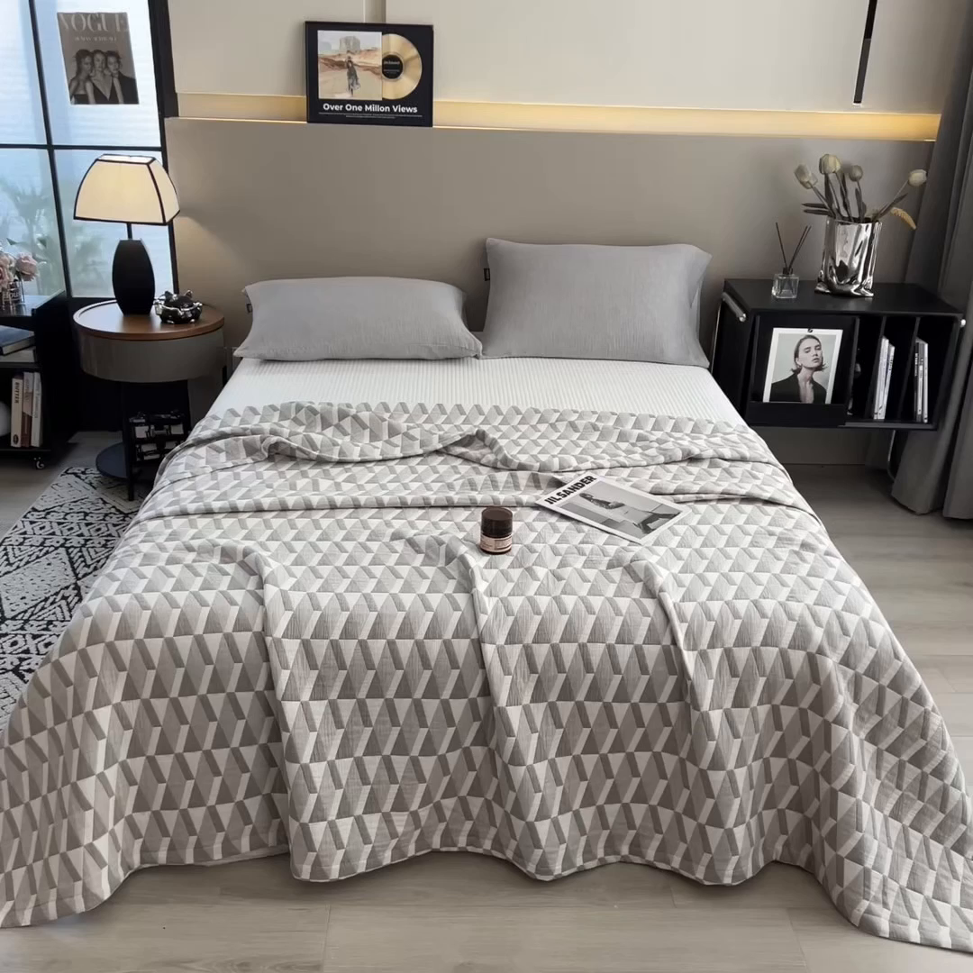 91家纺网 家纺一手货源 找家纺 世纪绒品 2025新款A类全棉纯棉三层纱多功能毛巾被盖毯床单夏被夏凉被空调被 几何-咖