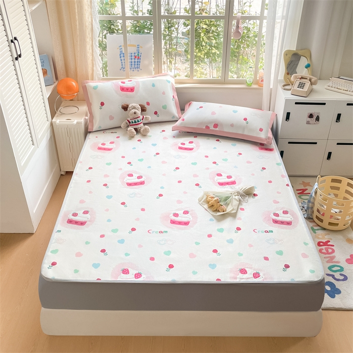 91家纺网 家纺一手货源 找家纺 美澳家纺 2025新款数码印花冰藤席凉席三件套床笠款凉席三件套 草莓多多