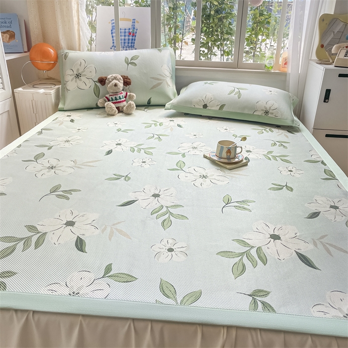 91家纺网 家纺一手货源 找家纺 美澳家纺 2025新款数码印花冰藤席凉席三件套床笠款凉席三件套 绿意盎然