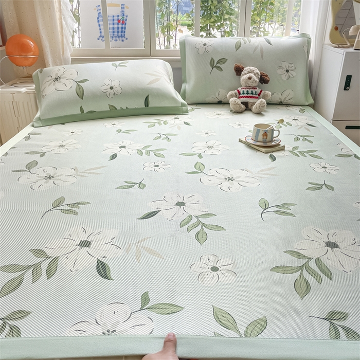 91家纺网 家纺一手货源 找家纺 美澳家纺 2025新款数码印花冰藤席凉席三件套床笠款凉席三件套 绿意盎然