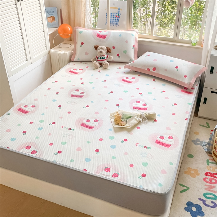 91家纺网 家纺一手货源 找家纺 美澳家纺 2025新款数码印花冰藤席凉席三件套床笠款凉席三件套 草莓多多