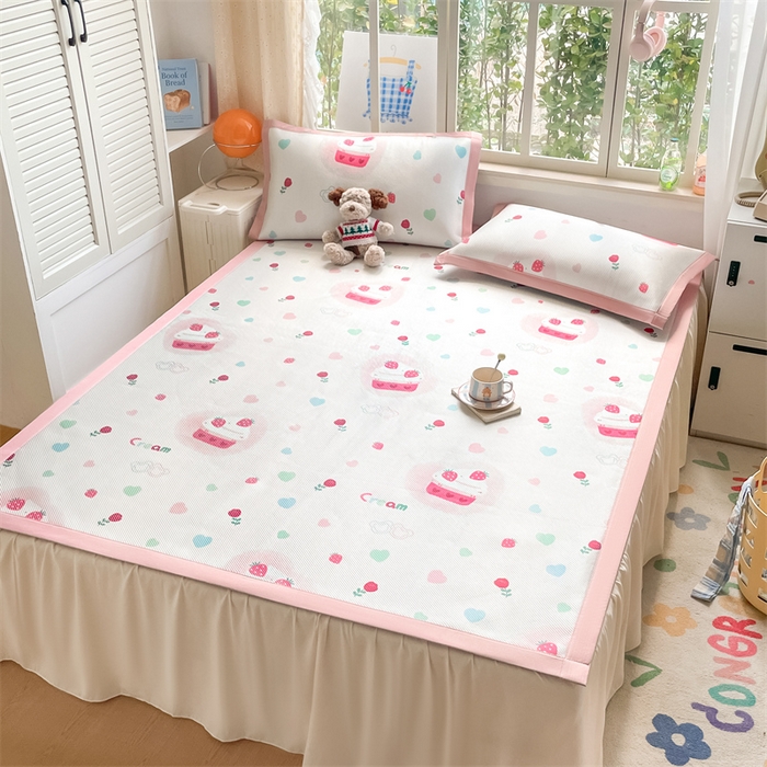 91家纺网 家纺一手货源 找家纺 美澳家纺 2025新款数码印花冰藤席凉席三件套床笠款凉席三件套 草莓多多