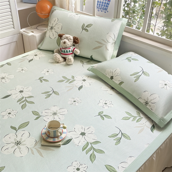 91家纺网 家纺一手货源 找家纺 美澳家纺 2025新款数码印花冰藤席凉席三件套床笠款凉席三件套 绿意盎然