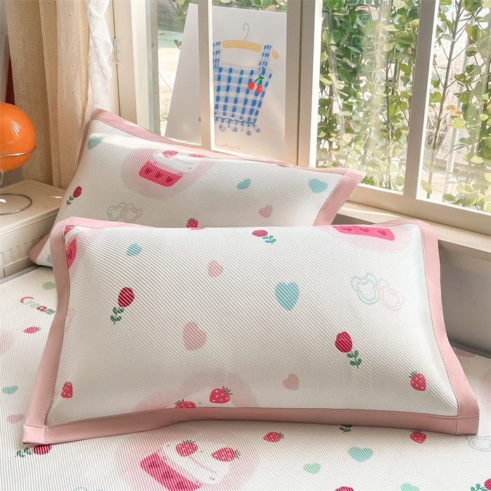 91家纺网 家纺一手货源 找家纺 美澳家纺 2025新款数码印花冰藤席凉席三件套床笠款凉席三件套 草莓多多