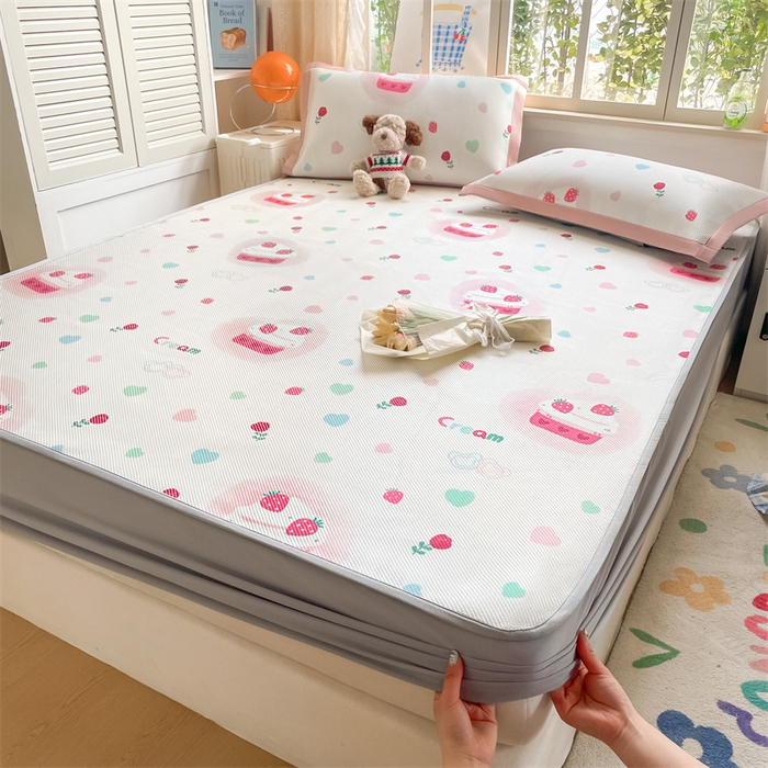 91家纺网 家纺一手货源 找家纺 美澳家纺 2025新款数码印花冰藤席凉席三件套床笠款凉席三件套 草莓多多